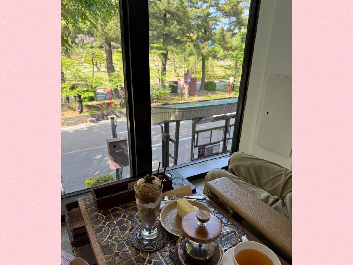 バス通りを見下ろすカフェ